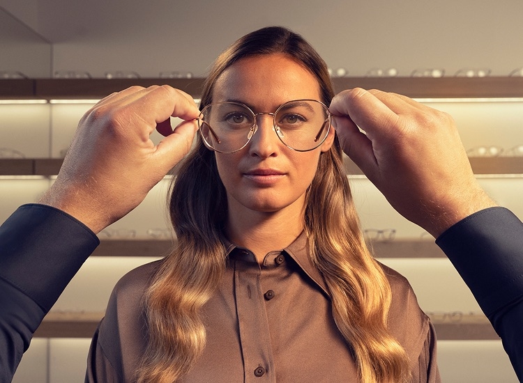 Klientka odbiera nowe okulary u optyka 